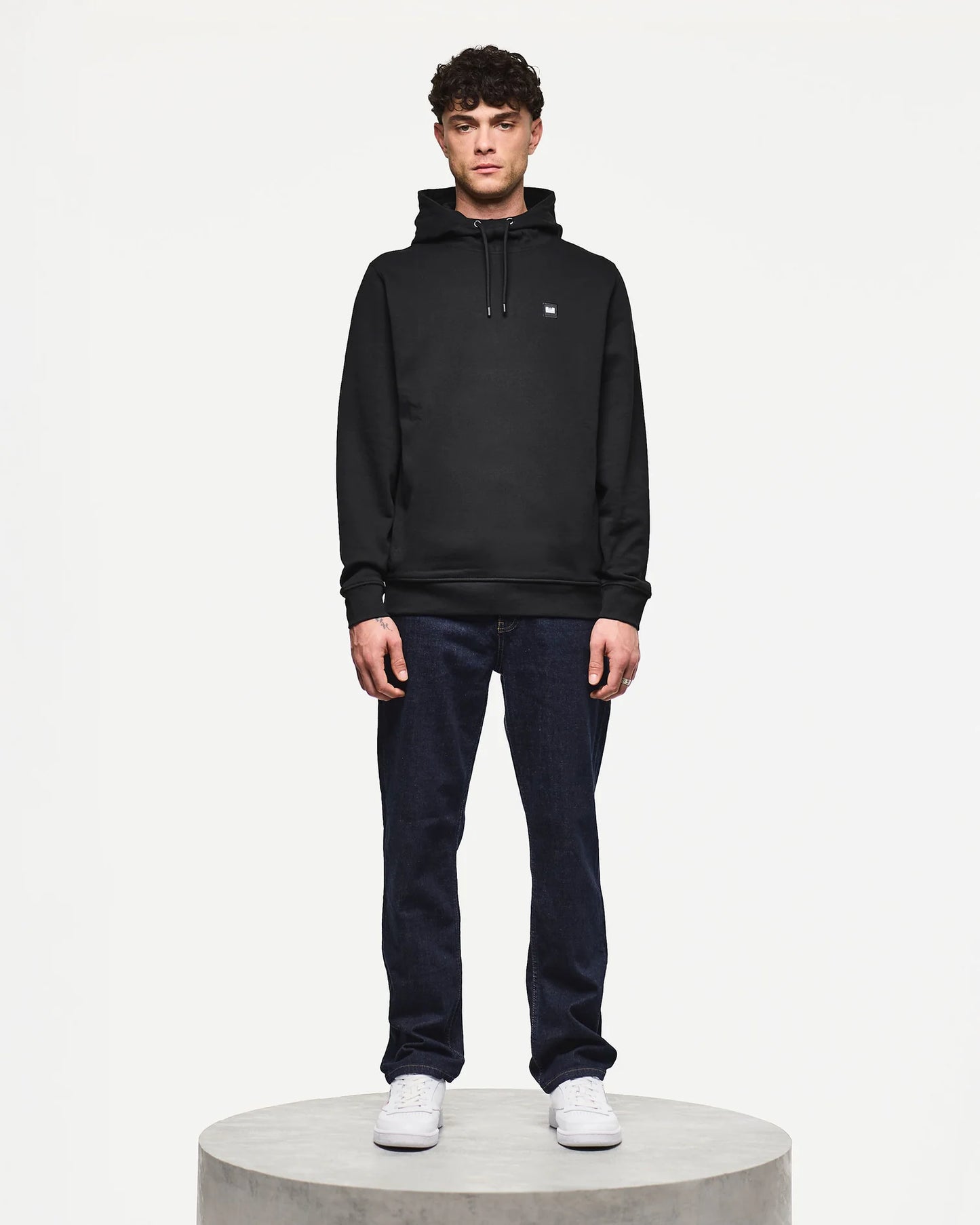 Weekend Offender Ribbe Badge Hoodie Black